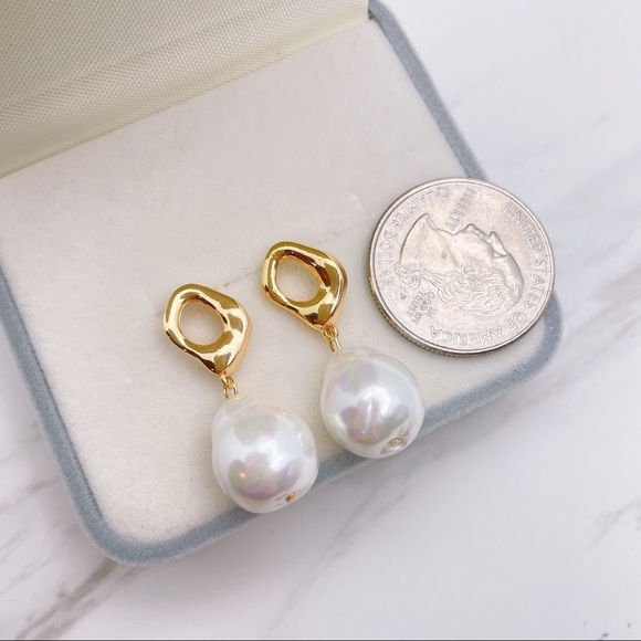 18K gold plated faux baroque pearl earrings - Picture 4 of 4